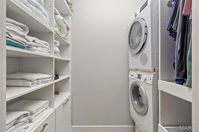 4545 Lindell Blvd Unit 3, Saint Louis, MO 63108 - laundry room with stacked washer and clothes dryer and baseboards