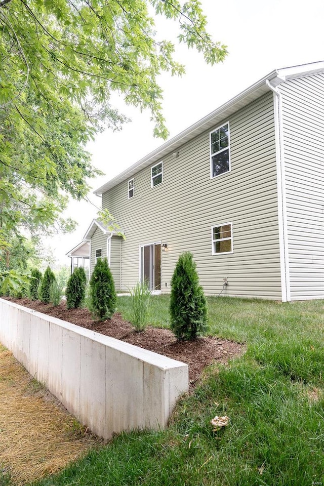 1461 Lexi Ln, Mascoutah, IL 62258 - back of property with a lawn
