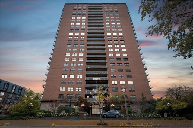 4466 W Pine Blvd Unit 22G, Saint Louis, MO 63108 - view of property at dusk