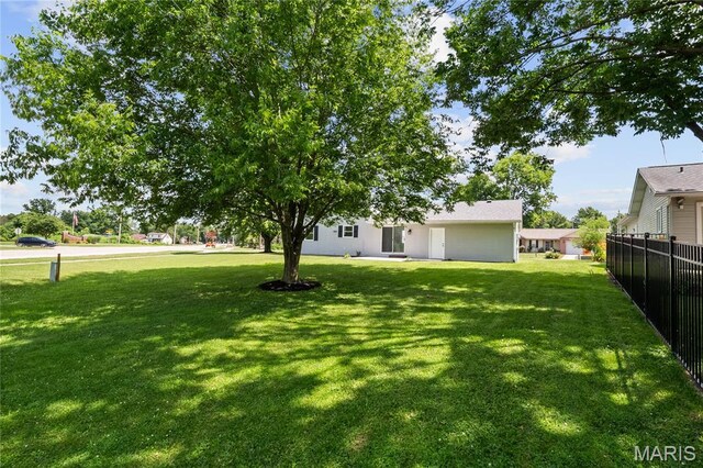1 Germania, Columbia, IL 62236 - view of yard
