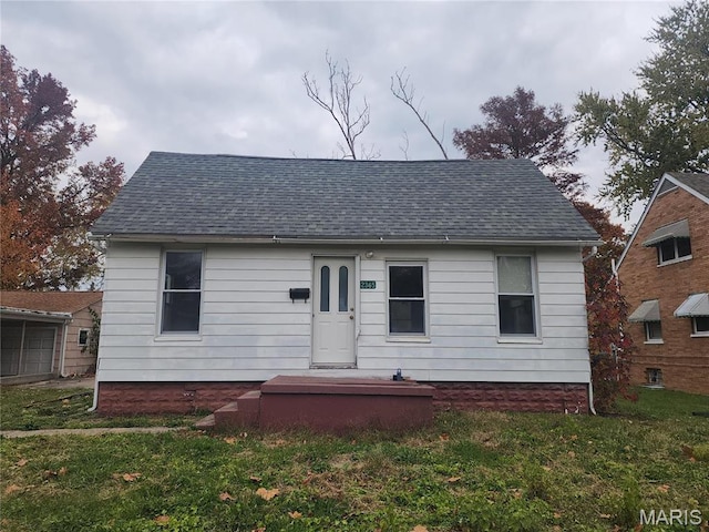2365 E Converse Ave, Springfield, IL 62702 - view of front of house with a shingled roof and a front yard