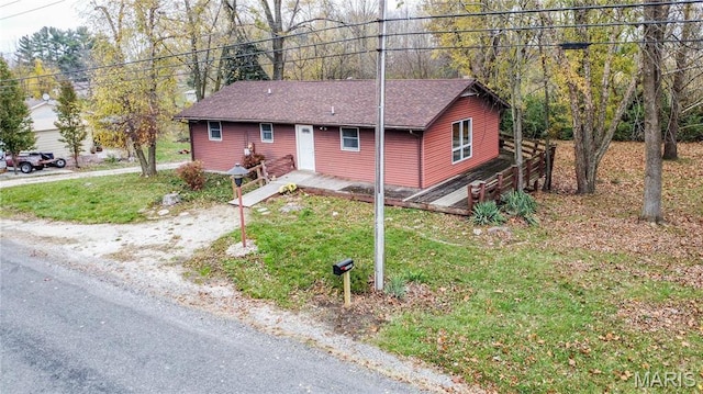 23388 Glenda Ave, Jerseyville, IL 62052 - view of front of house featuring roof with shingles and a front lawn