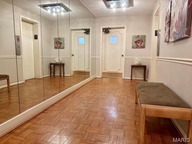 10367 Oxford Hill Dr Unit 26, Saint Louis, MO 63146 - doorway featuring elevator and baseboards