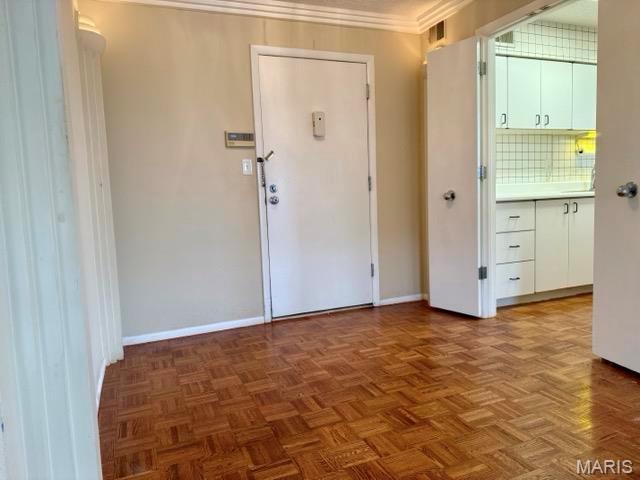 10367 Oxford Hill Dr Unit 26, Saint Louis, MO 63146 - foyer featuring baseboards and ornamental molding