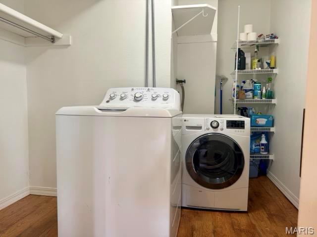 10367 Oxford Hill Dr Unit 26, Saint Louis, MO 63146 - laundry area featuring washer and clothes dryer, wood finished floors, and baseboards