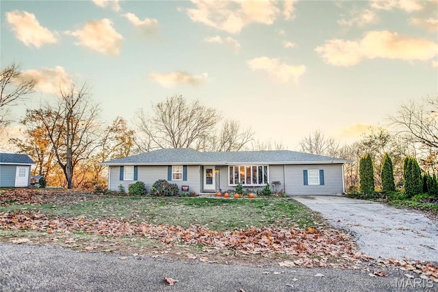 121 Douglas Dr, Pleasant Hill, IL 62366 - ranch-style home with driveway and a front yard