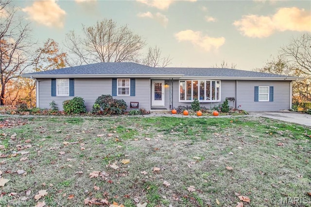 121 Douglas Dr, Pleasant Hill, IL 62366 - ranch-style house featuring a front lawn