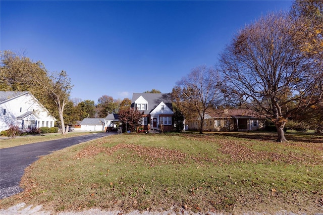 1040 N Kingshighway, Sikeston, MO 63801 - view of front facade with driveway and a front yard