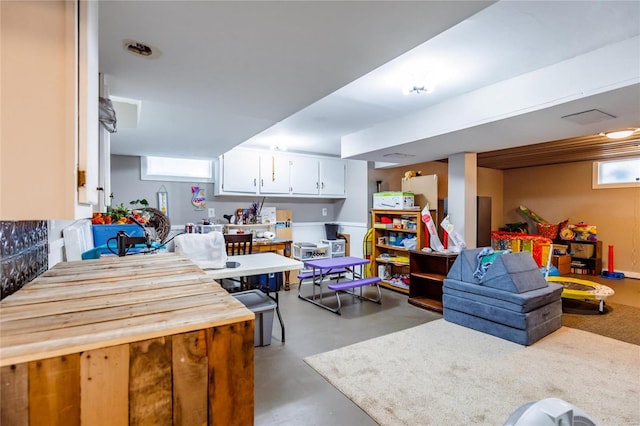 1040 N Kingshighway, Sikeston, MO 63801 - playroom with concrete floors