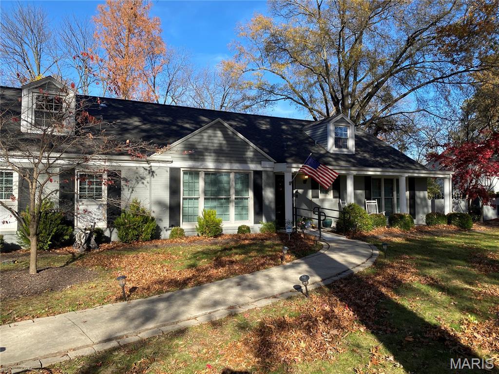 5 Ladue Rdg, Saint Louis, MO 63124 - cape cod home featuring a front yard