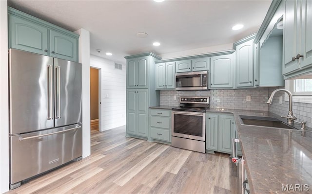 14280 County Road 8100, Rolla, MO 65401 - kitchen featuring stainless steel appliances, a sink, decorative backsplash, light wood finished floors, and recessed lighting