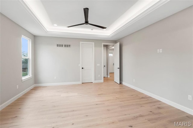 19 Beaver Dr, Creve Coeur, MO 63141 - empty room featuring a tray ceiling, ceiling fan, light wood-style floors, and baseboards
