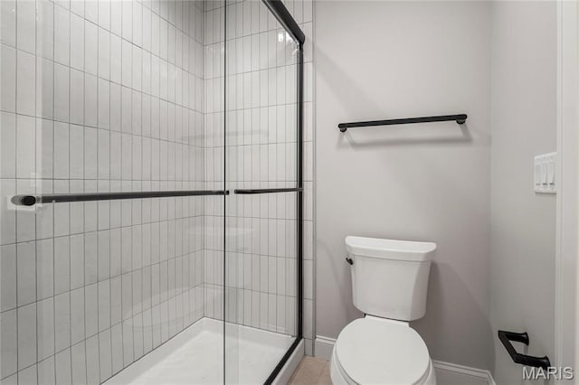 19 Beaver Dr, Creve Coeur, MO 63141 - bathroom with toilet, a tile shower, and baseboards
