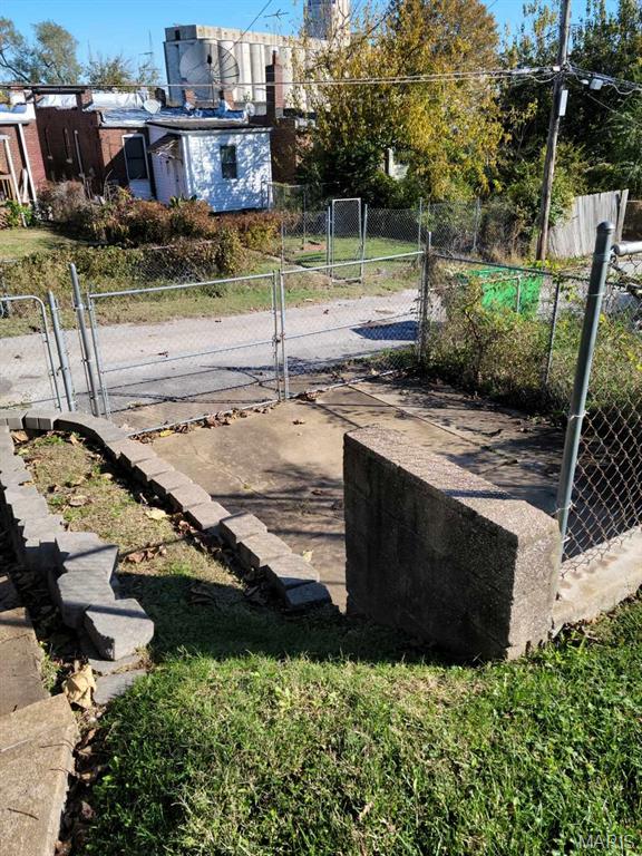 4877 Calvin Ave, Saint Louis, MO 63115 - view of yard featuring a gate and fence