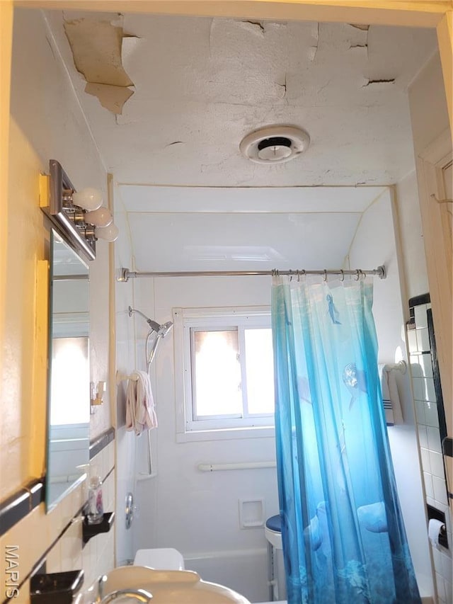 4877 Calvin Ave, Saint Louis, MO 63115 - bathroom featuring a shower with curtain and toilet