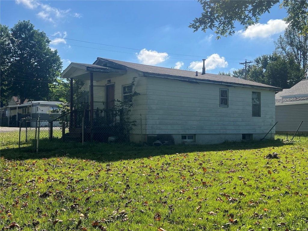 225 Lakeside Ave, East Alton, IL 62024 - view of side of property