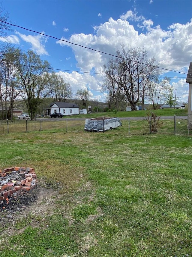 view of yard featuring a swimming pool