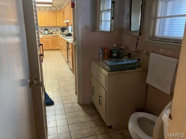 36180 State Highway 25, Malden, MO 63863 - bathroom featuring tile patterned floors, plenty of natural light, tasteful backsplash, and toilet