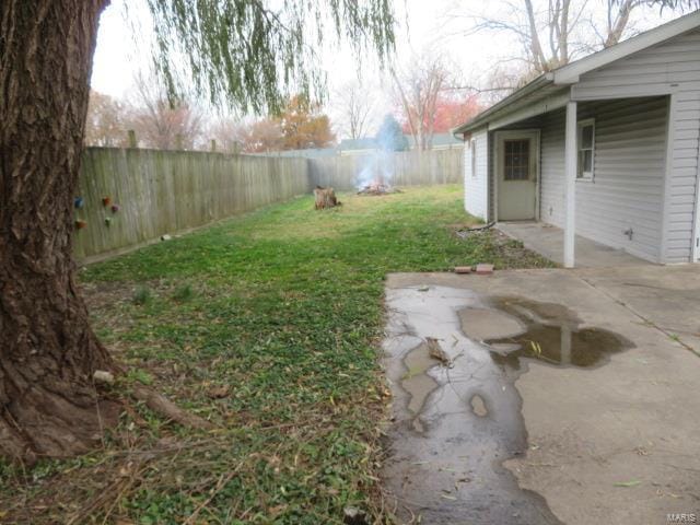 view of yard with a patio area