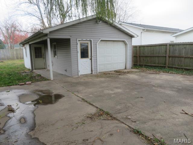 817 S Montgomery Ave, Litchfield, IL 62056 - detached garage featuring concrete driveway