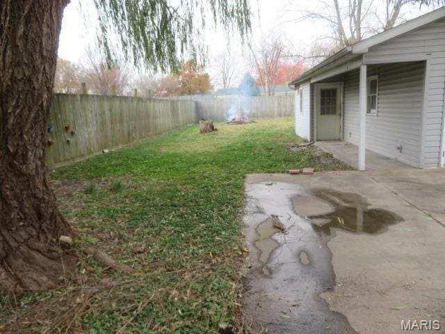 817 S Montgomery Ave, Litchfield, IL 62056 - view of yard featuring a patio