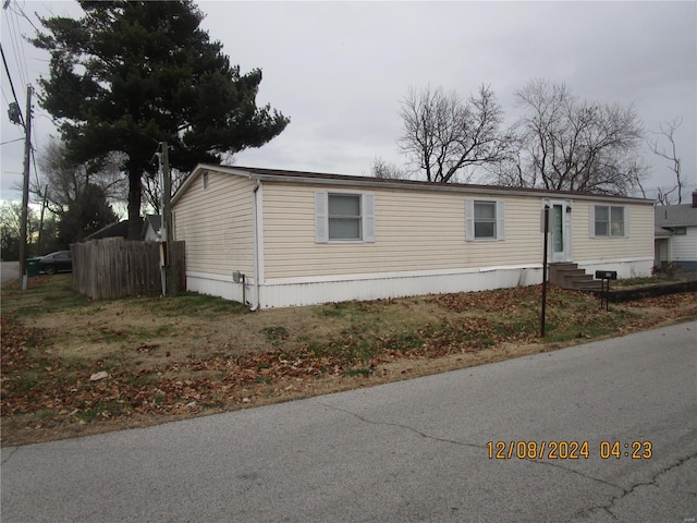 manufactured / mobile home with entry steps and fence