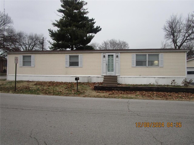 manufactured / mobile home with entry steps