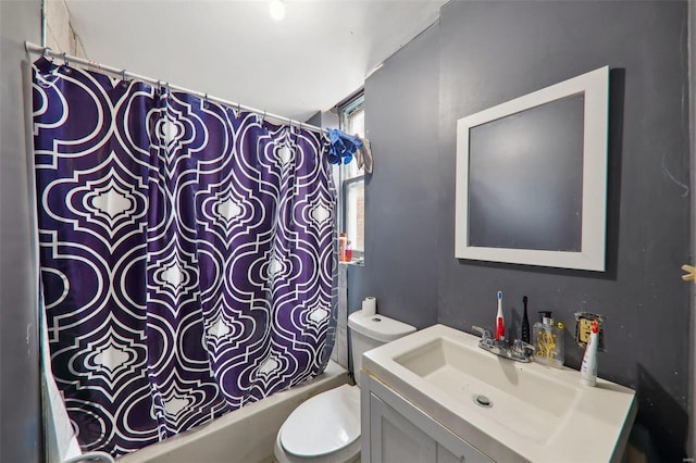 3833 Marine Ave, Saint Louis, MO 63118 - full bath featuring toilet, shower / bath combo with shower curtain, and vanity