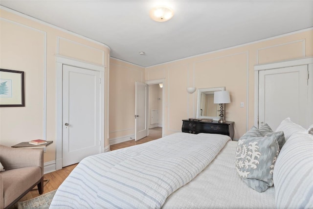 6954 Kingsbury Blvd, University City, MO 63130 - bedroom with a decorative wall and light wood-style floors