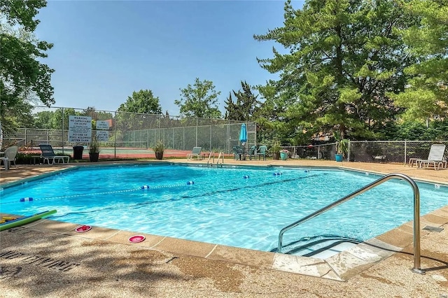 514 Coeur De Royale Dr Unit 404, Creve Coeur, MO 63141 - community pool with fence