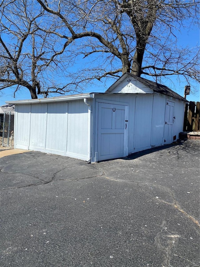 view of outdoor structure featuring an outdoor structure