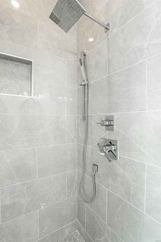bathroom featuring tiled shower