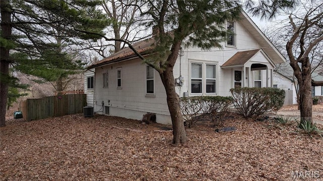 12532 Bellefontaine Rd, Saint Louis, MO 63138 - view of side of home with fence