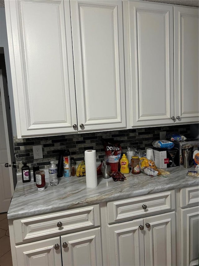 3408 Airway Ave, Saint Louis, MO 63114 - bar featuring decorative backsplash