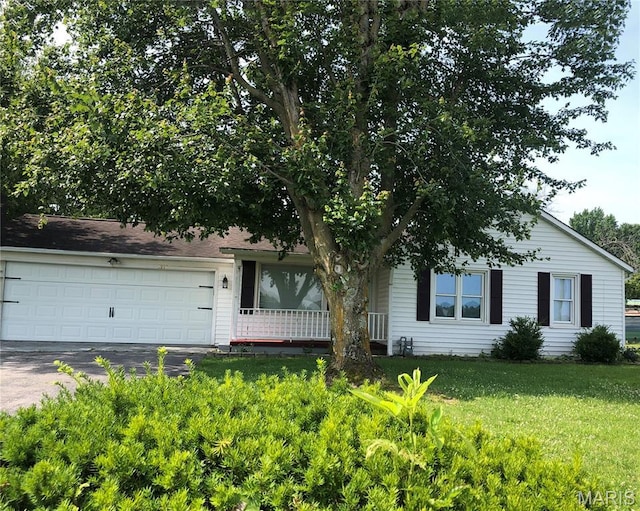 1210 N Prairie, Bloomfield, MO 63825 - view of front of property featuring driveway, a front lawn, a garage, and a porch