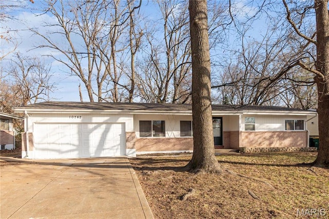 10742 Vorhof Dr, Saint Louis, MO 63136 - photo 1