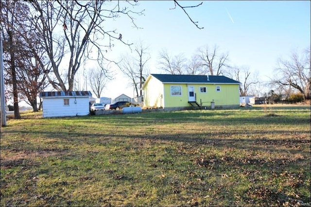 710 S Alvarado Ave, Belle, MO 65013 - back of property with a lawn