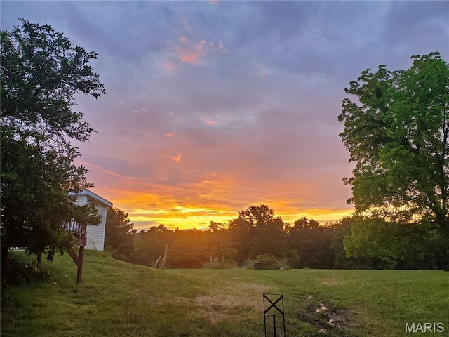 10740 Wilmena Ln, Rolla, MO 65401 - yard at dusk featuring a lawn