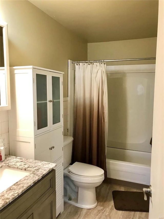 1578 Lakeshore, Cuba, MO 65453 - full bath featuring vanity, toilet, and shower / bath combo