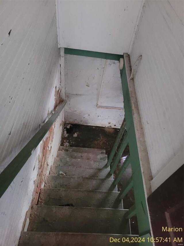403 E Main St, Marion, IL 62959 - view of stairs
