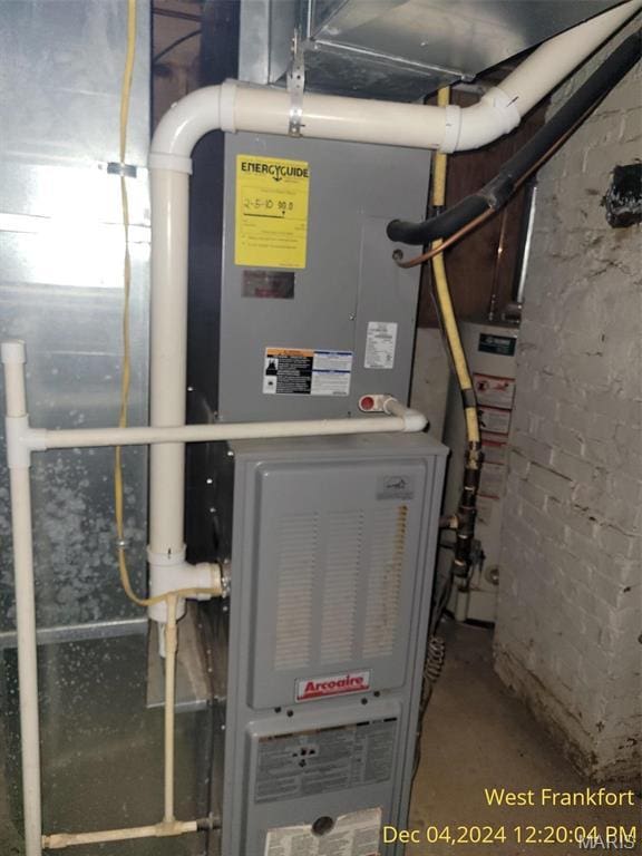 1415 E Oak St, West Frankfort, IL 62896 - utility room featuring water heater
