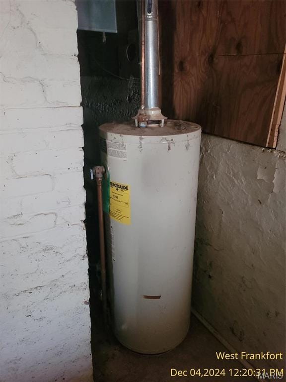 1415 E Oak St, West Frankfort, IL 62896 - utilities featuring gas water heater