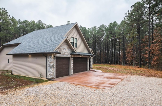 garage featuring gravel driveway