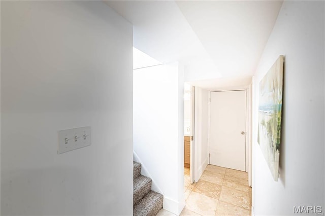 1101 W Parkedge Ln, Saint Louis, MO 63130 - corridor featuring stairway