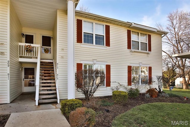 915 Sugar Lake Ct Unit 4, Saint Peters, MO 63376 - townhome / multi-family property with stairs