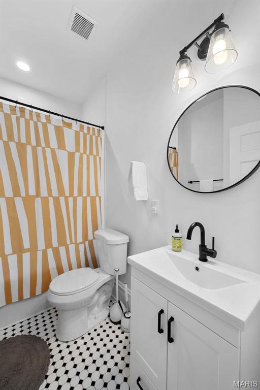 3223 Geyer Ave, Saint Louis, MO 63104 - full bathroom featuring toilet, vanity, tile patterned flooring, a shower with curtain, and recessed lighting