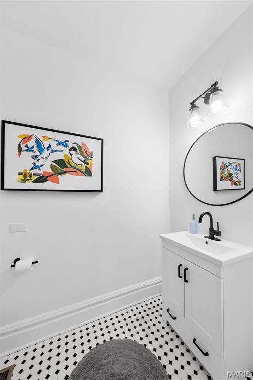 3223 Geyer Ave, Saint Louis, MO 63104 - bathroom featuring vanity and baseboards
