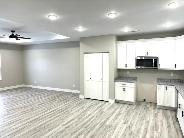 344 Rolling Knoll Rd, Washington, MO 63090 - kitchen featuring stainless steel microwave, a ceiling fan, light wood-type flooring, open floor plan, and baseboards