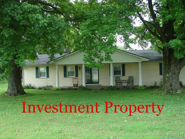715 W Broadway, Sparta, IL 62288 - single story home featuring brick siding, a front lawn, and a porch