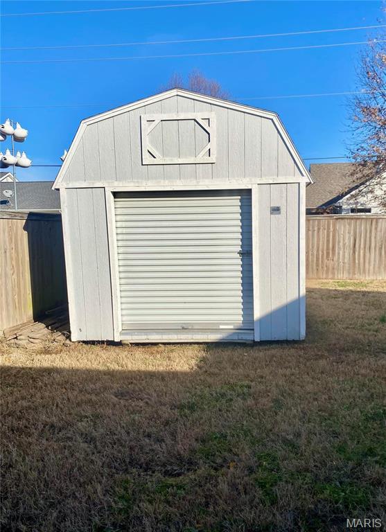 914 Pine St, Sikeston, MO 63801 - garage featuring a shed